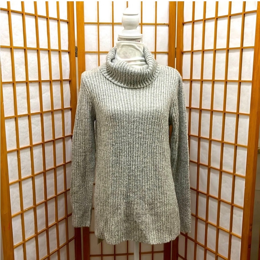Pretty Forever 21 gray sweater🐚